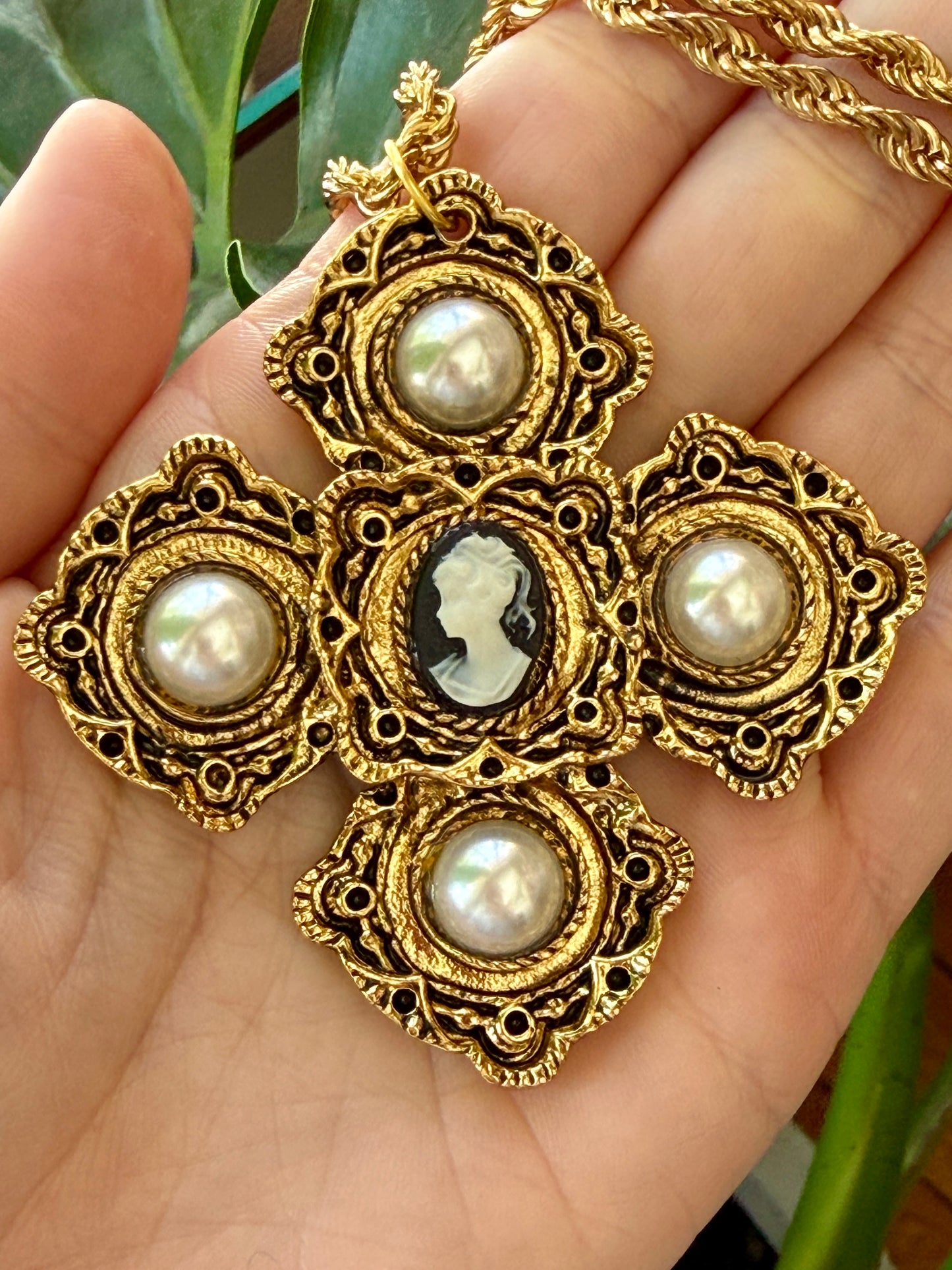 Vintage Cameo Quatrefoil Pendant Necklace