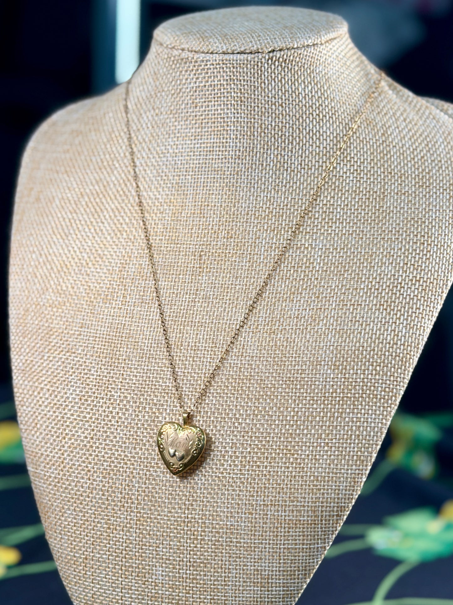Vintage 14KT Gold Filled "Mom" Heart Locket Necklace