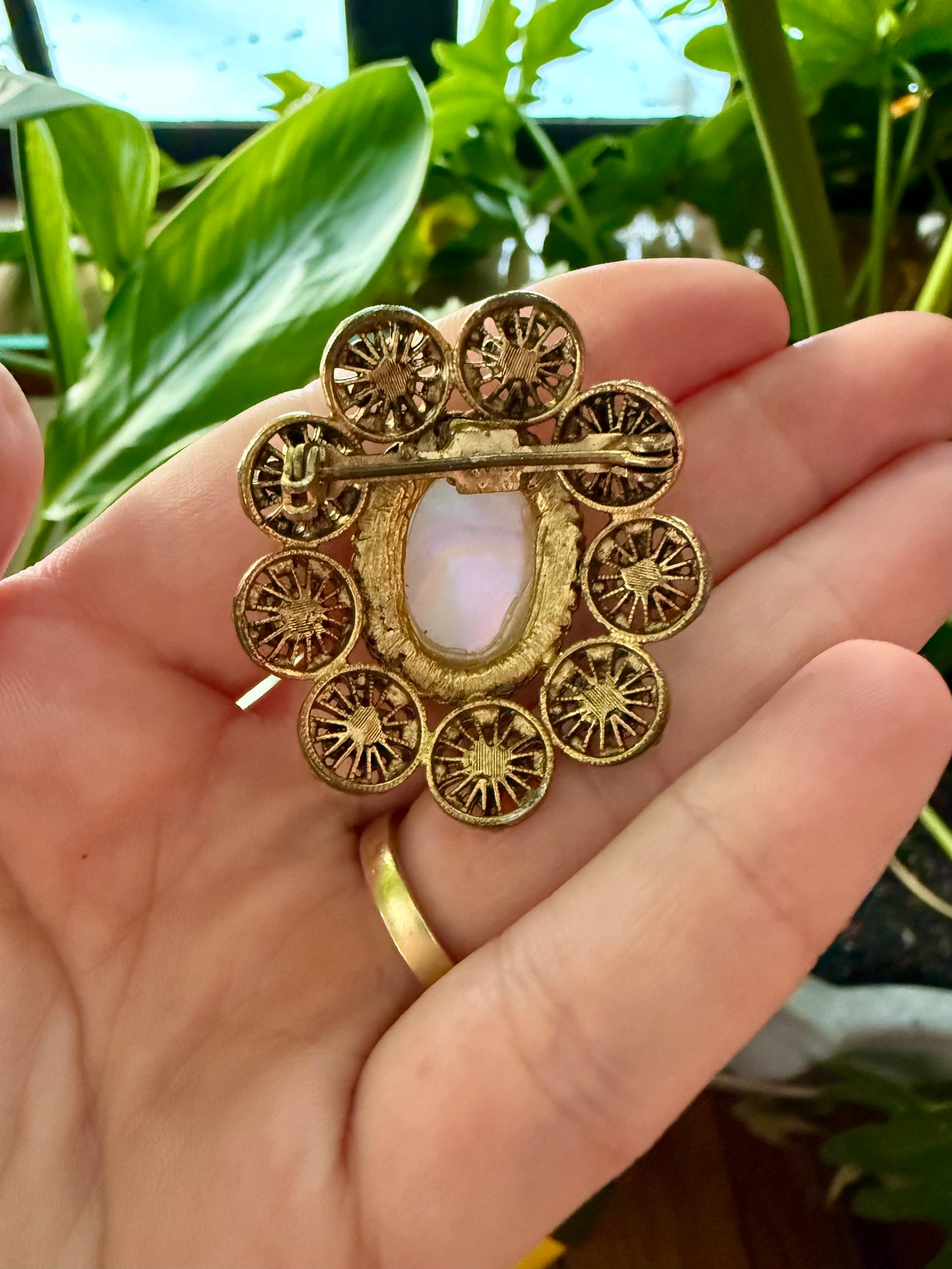 Mother of Pearl Oval Flower Brooch
