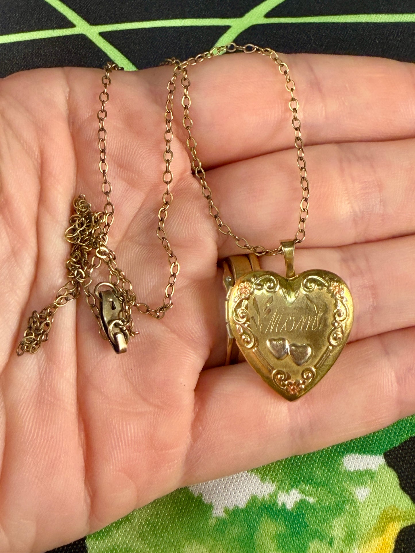 Vintage 14KT Gold Filled "Mom" Heart Locket Necklace