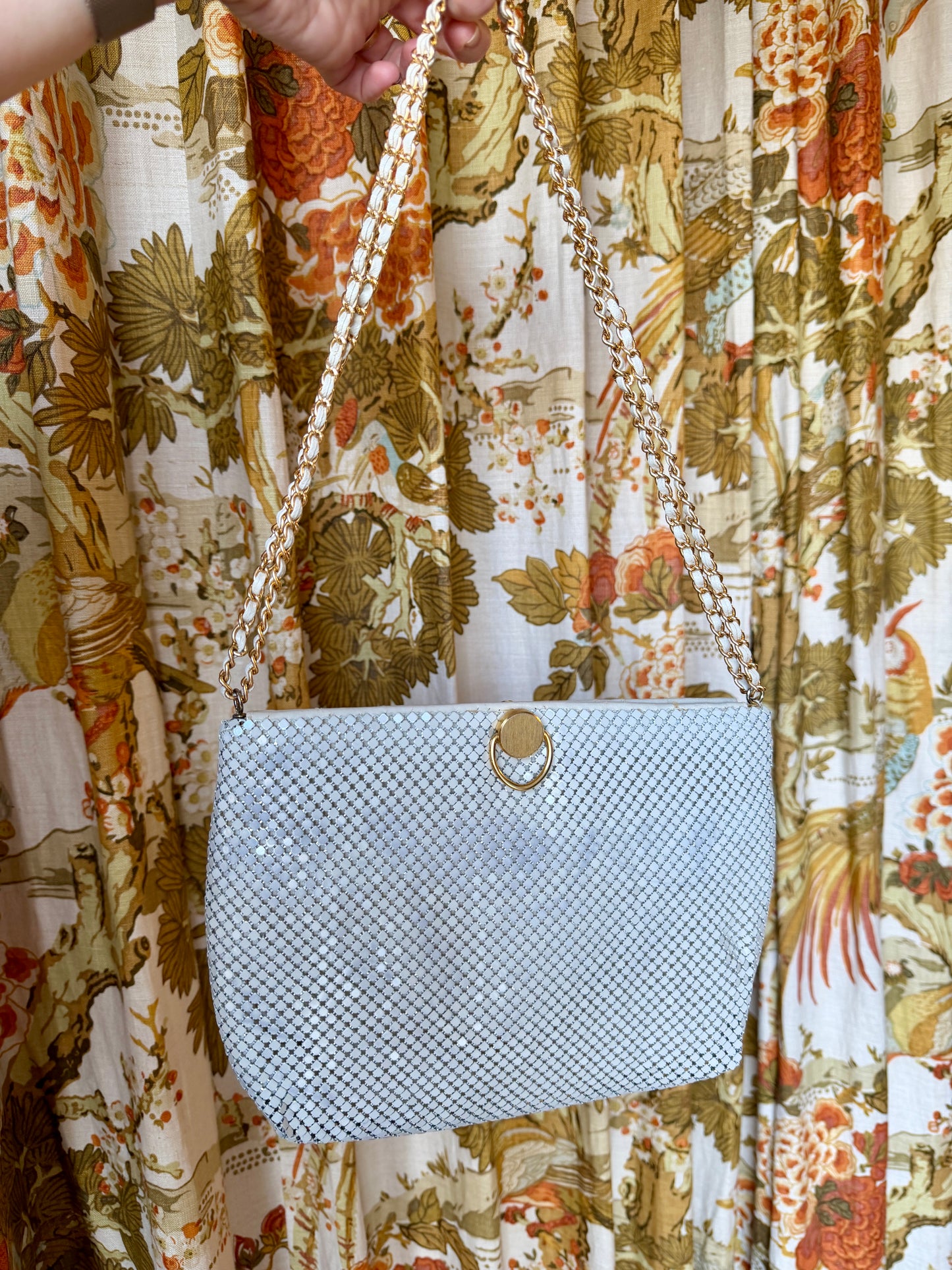 1980's White Metal Mesh Gold Chain Strap Bag | Bueno