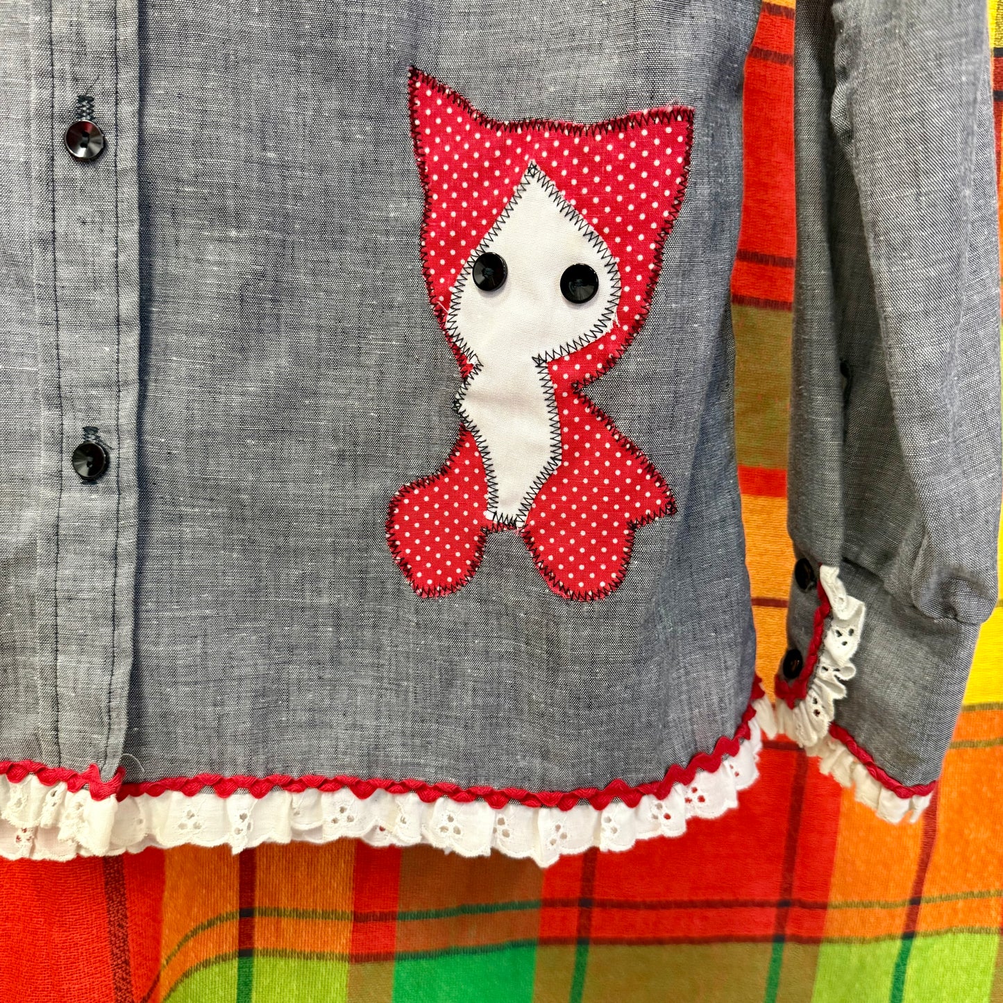 1970's Cat Appliqué Eyelet Trim Blouse | Yum Yum's