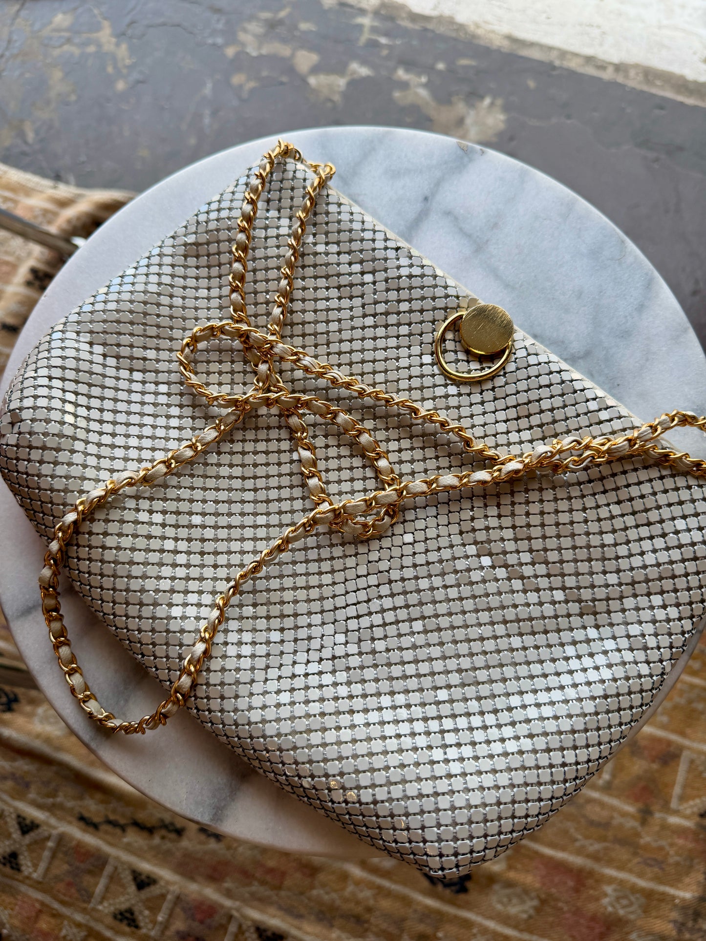 1980's White Metal Mesh Gold Chain Strap Bag | Bueno