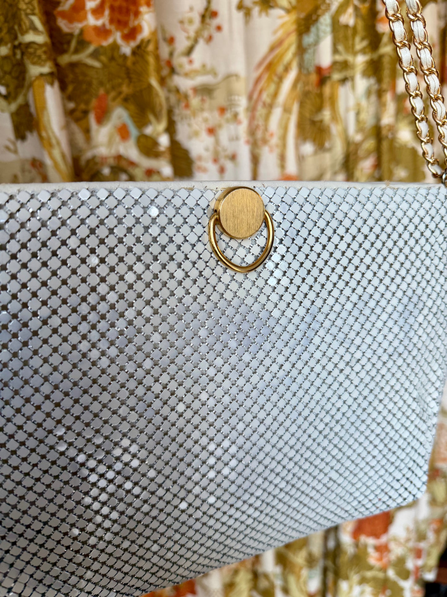 1980's White Metal Mesh Gold Chain Strap Bag | Bueno