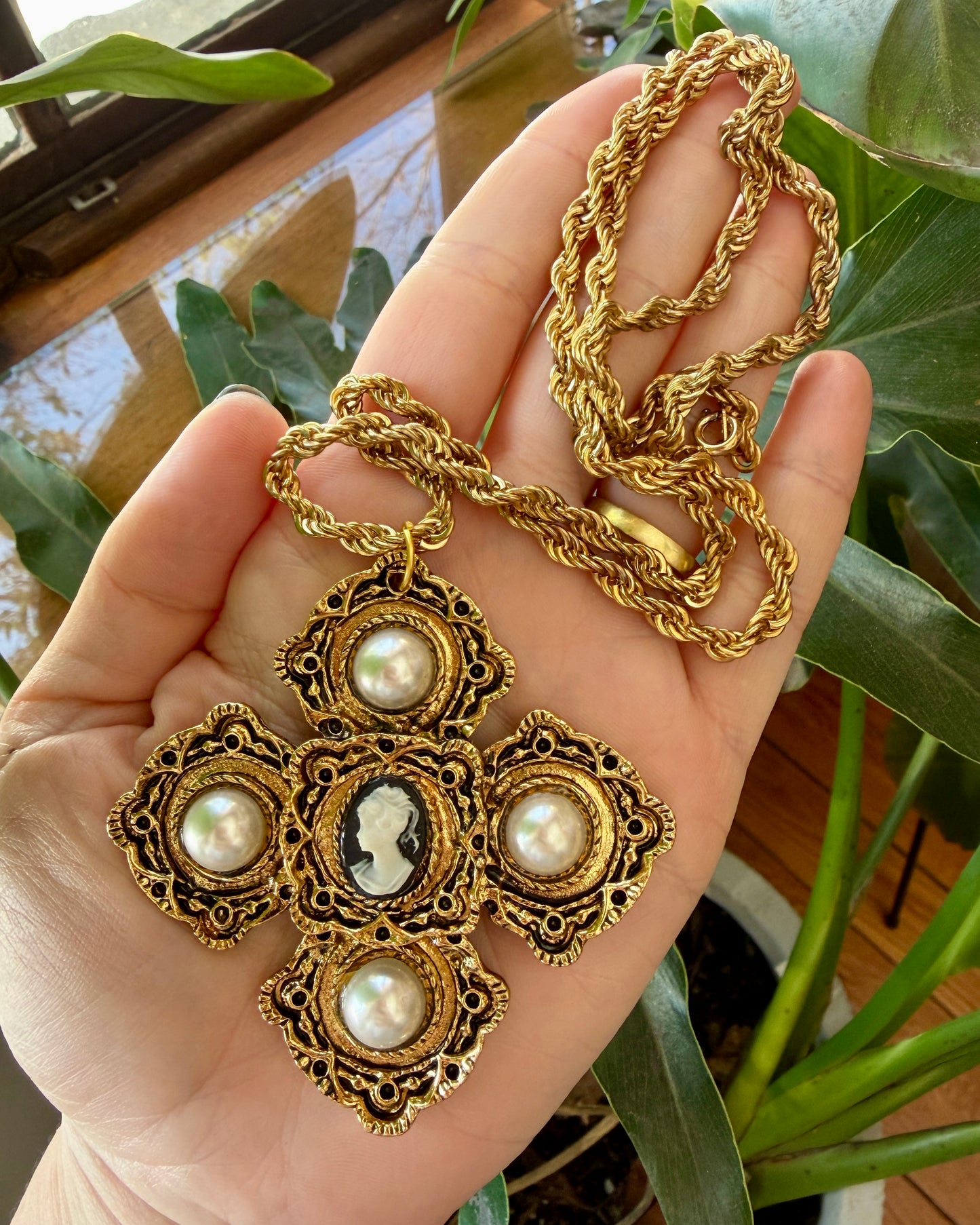 Vintage Cameo Quatrefoil Pendant Necklace