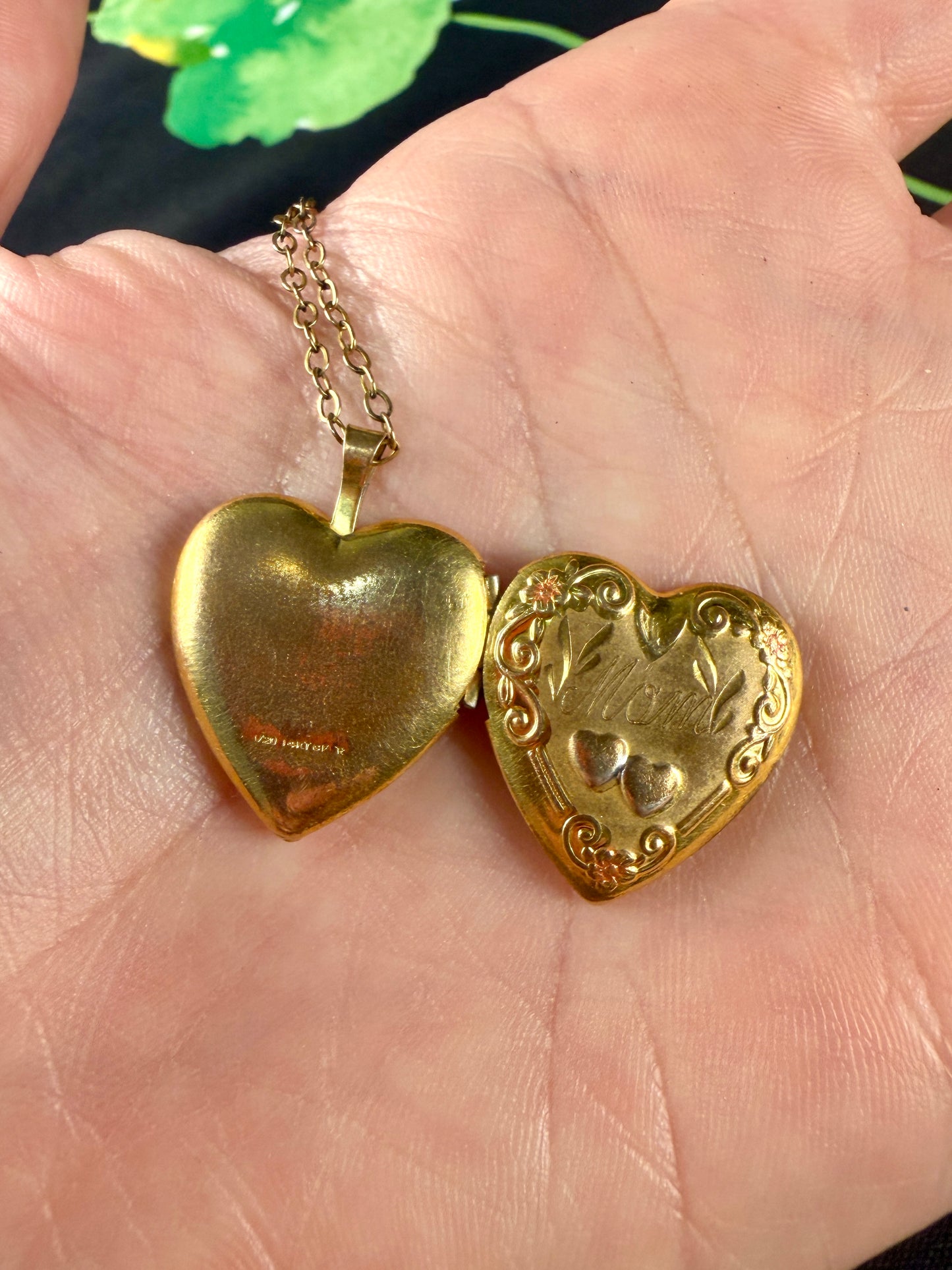 Vintage 14KT Gold Filled "Mom" Heart Locket Necklace