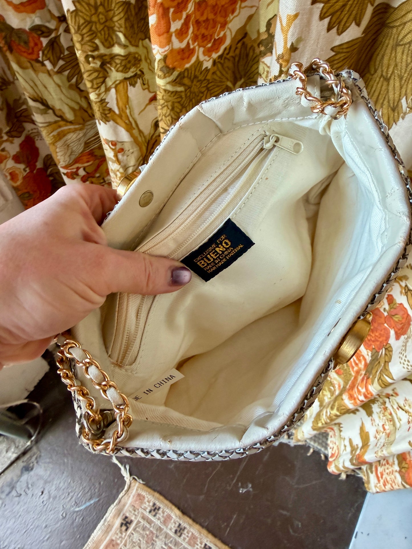 1980's White Metal Mesh Gold Chain Strap Bag | Bueno