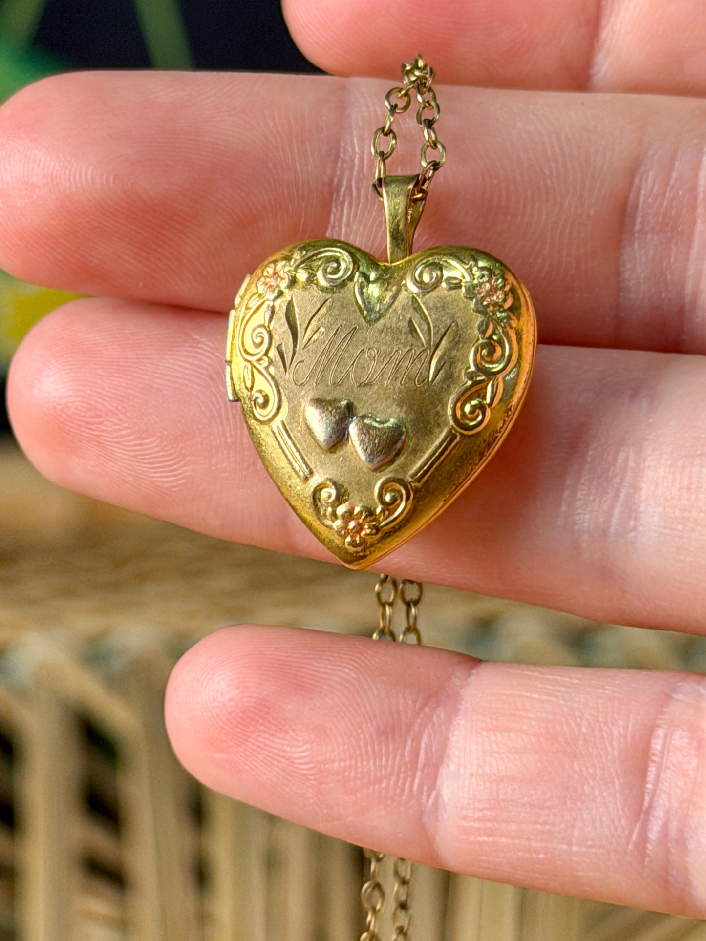 Vintage 14KT Gold Filled "Mom" Heart Locket Necklace