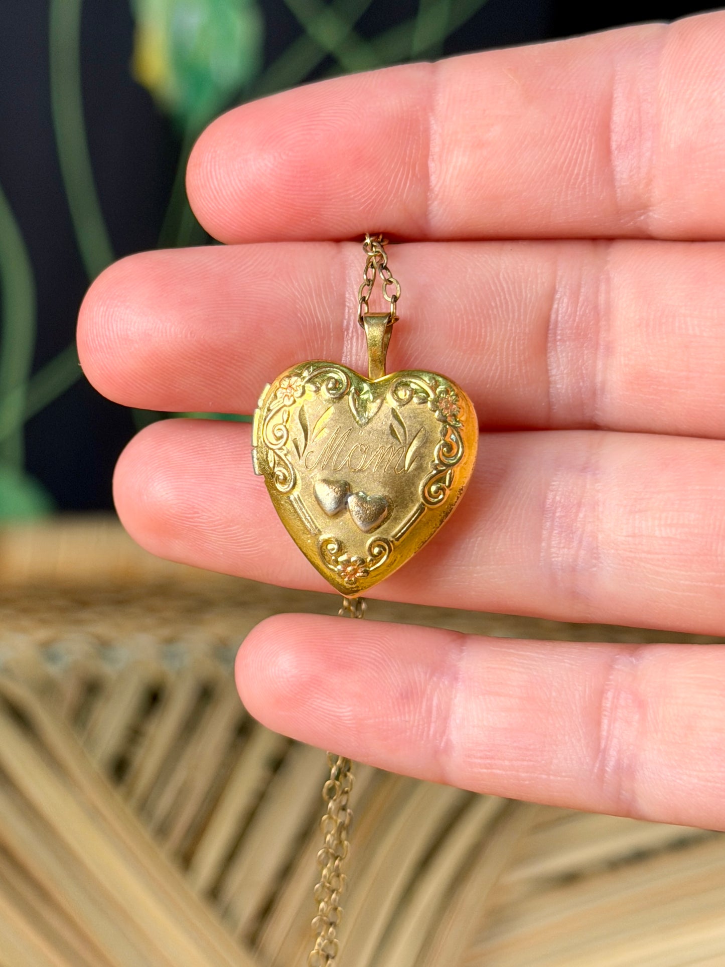 Vintage 14KT Gold Filled "Mom" Heart Locket Necklace